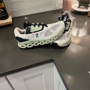 On Running cloud stratus white green black . Excellent used condition